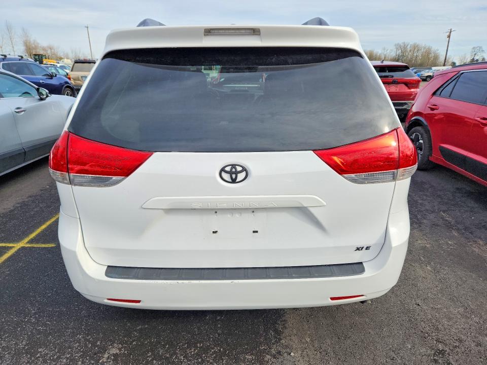 Photo 6 from auction – 2013 TOYOTA SIENNA XLE with VIN 5TDYK3DC6DS364686