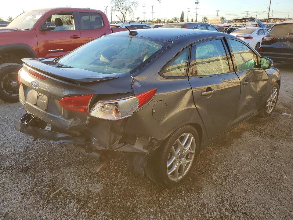 Photo 3 from auction – 2015 FORD FOCUS with VIN 1FADP3F2XFL287769