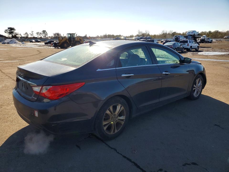 Photo 3 from auction – 2011 HYUNDAI SONATA SE with VIN 5NPEC4AC3BH239156
