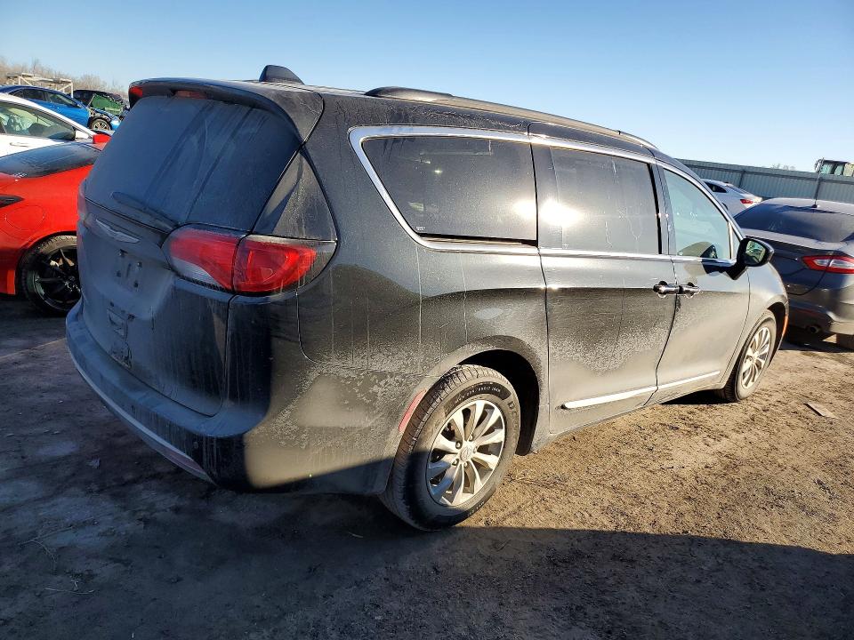 Photo 3 from auction – 2017 CHRYSLER PACIFICA with VIN 2C4RC1BGXHR571964