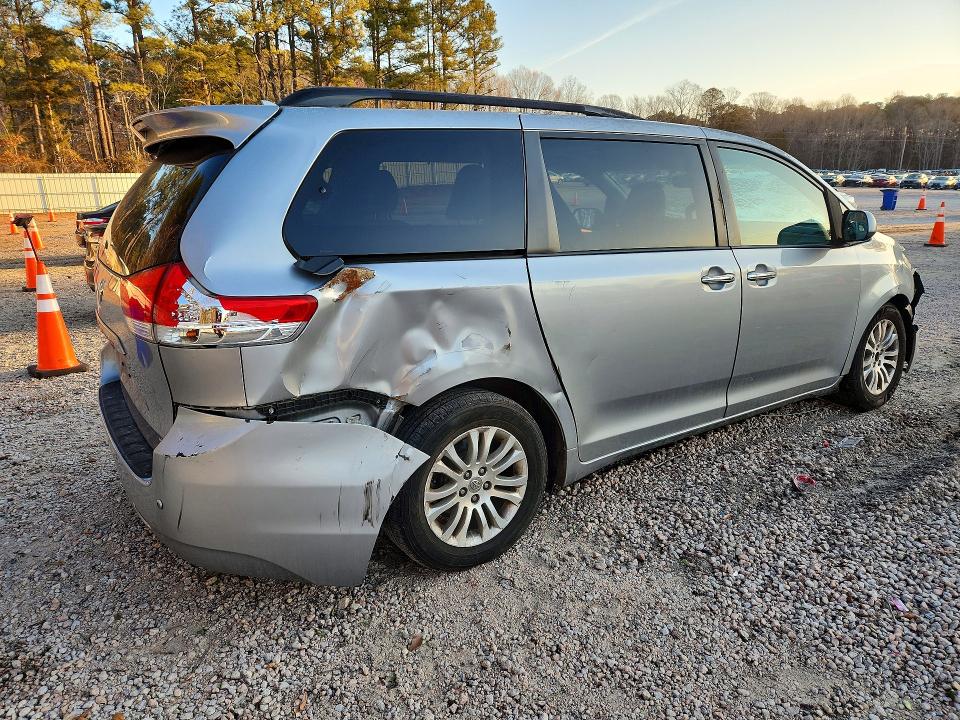 Photo 3 from auction – 2014 TOYOTA SIENNA XLE with VIN 5TDYK3DC0ES518682