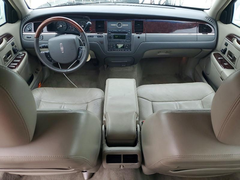Photo 8 from auction – 2009 LINCOLN TOWN CAR with VIN 2LNHM82V69X631439
