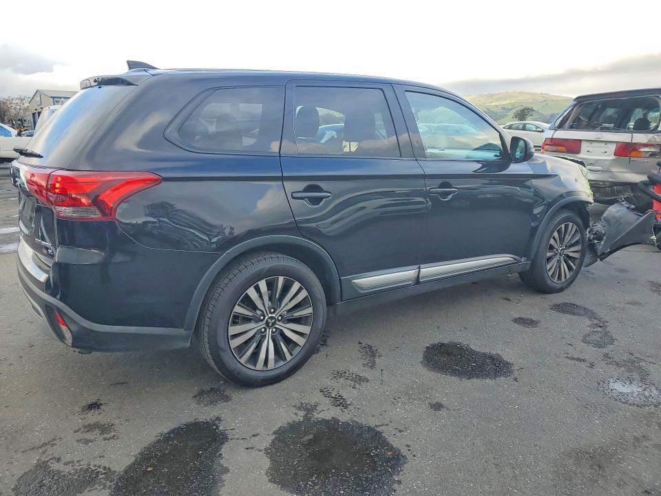 Photo 3 from auction – 2019 MITSUBISHI OUTLANDER with VIN JA4AD3A38KZ024476