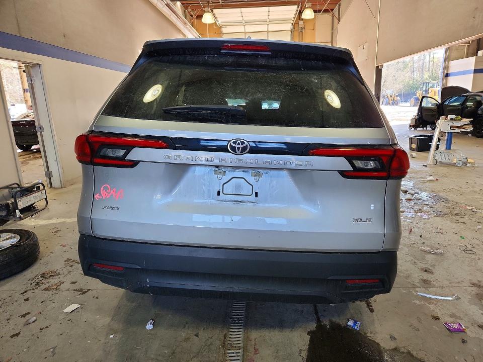 Photo 6 from auction – 2024 TOYOTA GRAND HIGHLANDER with VIN 5TDAAAB53RS021001