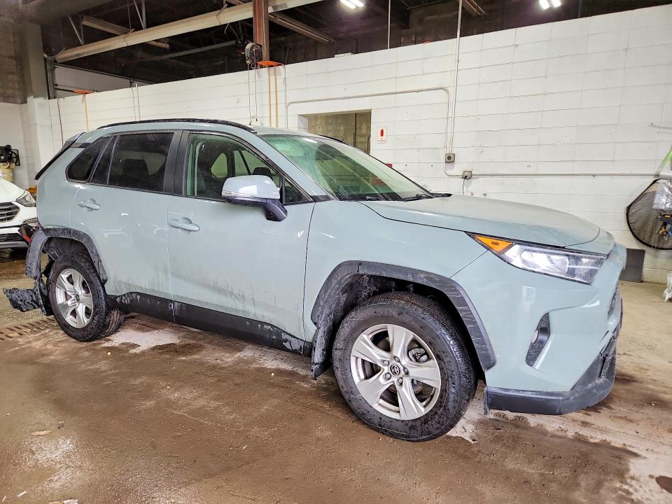 Photo 4 from auction – 2020 TOYOTA RAV4 XLE with VIN JTMP1RFV0LJ026955