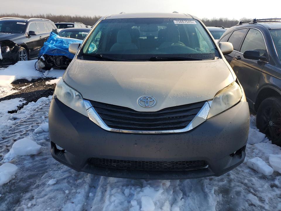 Photo 5 from auction – 2011 TOYOTA SIENNA with VIN 5TDKK3DC3BS027444