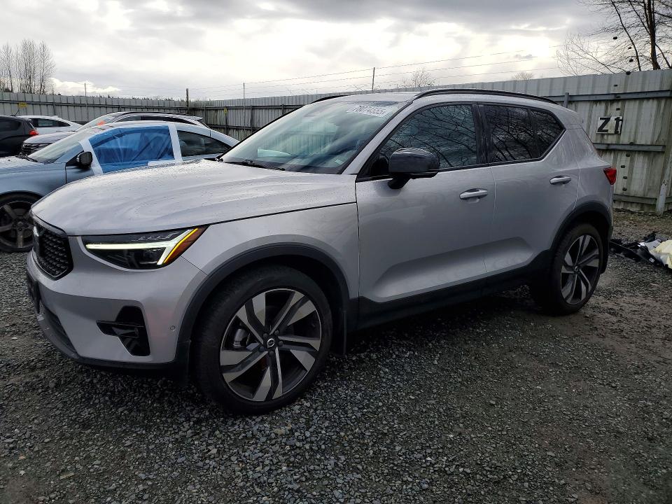 2023 VOLVO XC40
