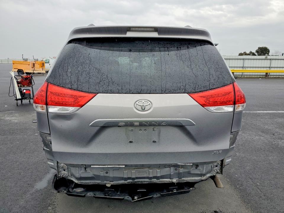 Photo 6 from auction – 2012 TOYOTA SIENNA XLE with VIN 5TDYK3DC8CS250476
