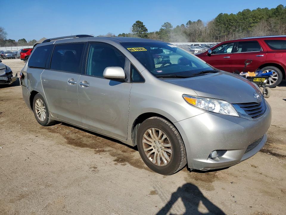 Photo 4 from auction – 2017 TOYOTA SIENNA with VIN 5TDYZ3DC0HS825009