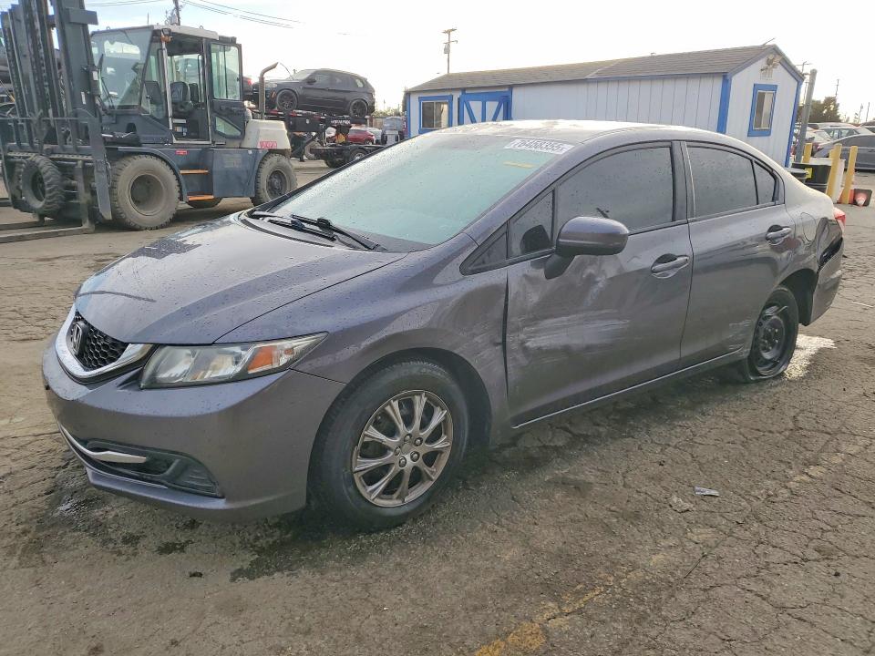 HONDA CIVIC LX 2015 مع رقم تعريف المركبة 2HGFB2F52FH557839 - صورة من المزاد