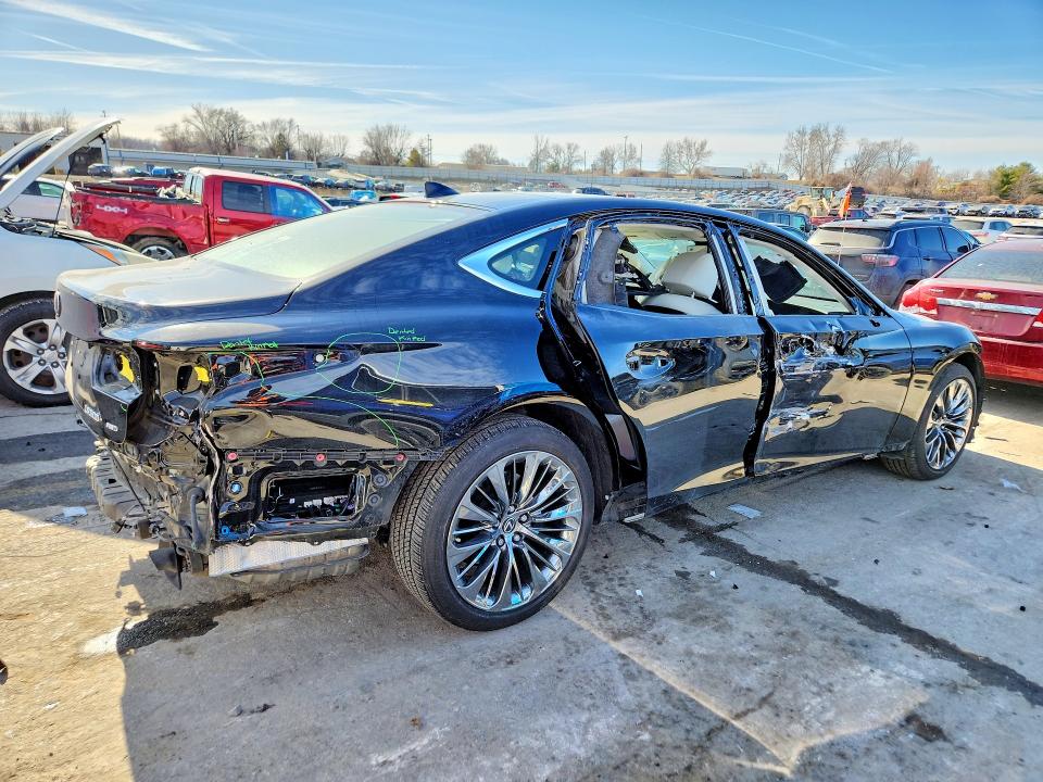 Photo 3 from auction – 2021 LEXUS LS with VIN JTHD51GF1M5008943