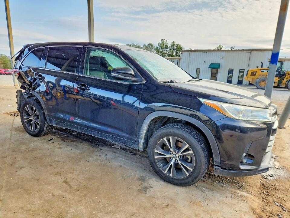 Photo 4 from auction – 2017 TOYOTA HIGHLANDER with VIN 5TDZZRFH2HS203866