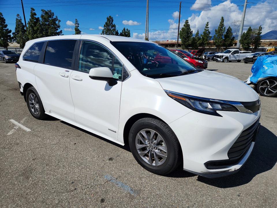 Photo 4 from auction – 2021 TOYOTA SIENNA with VIN 5TDKRKEC6MS027770