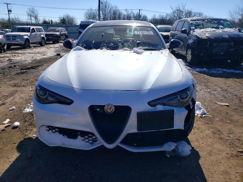 Photo 5 from auction – 2018 ALFA ROMEO GIULIA with VIN ZARFAEEN5J7597847