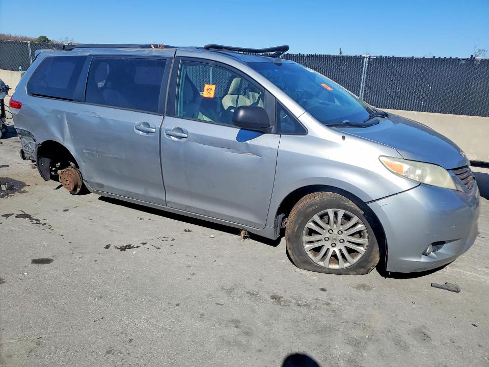 Photo 4 from auction – 2011 TOYOTA SIENNA XLE with VIN 5TDYK3DCXBS130323