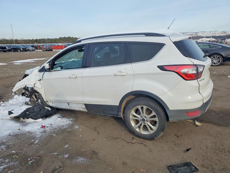 Photo 2 from auction – 2018 FORD ESCAPE with VIN 1FMCU9GD1JUC16346