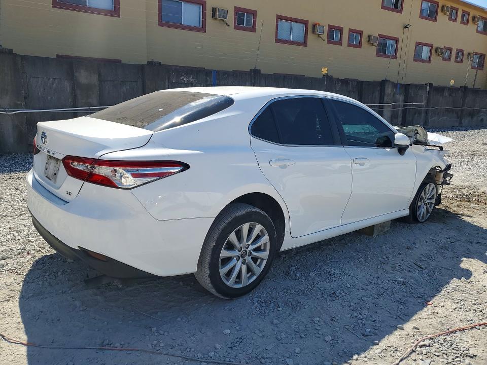 Photo 3 from auction – 2018 TOYOTA CAMRY L with VIN 4T1B11HK2JU119093