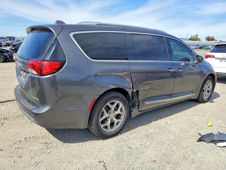 Photo 3 from auction – 2018 CHRYSLER PACIFICA with VIN 2C4RC1GG8JR357764