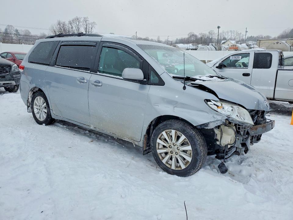 Photo 4 from auction – 2014 TOYOTA SIENNA XLE with VIN 5TDDK3DC5ES072155