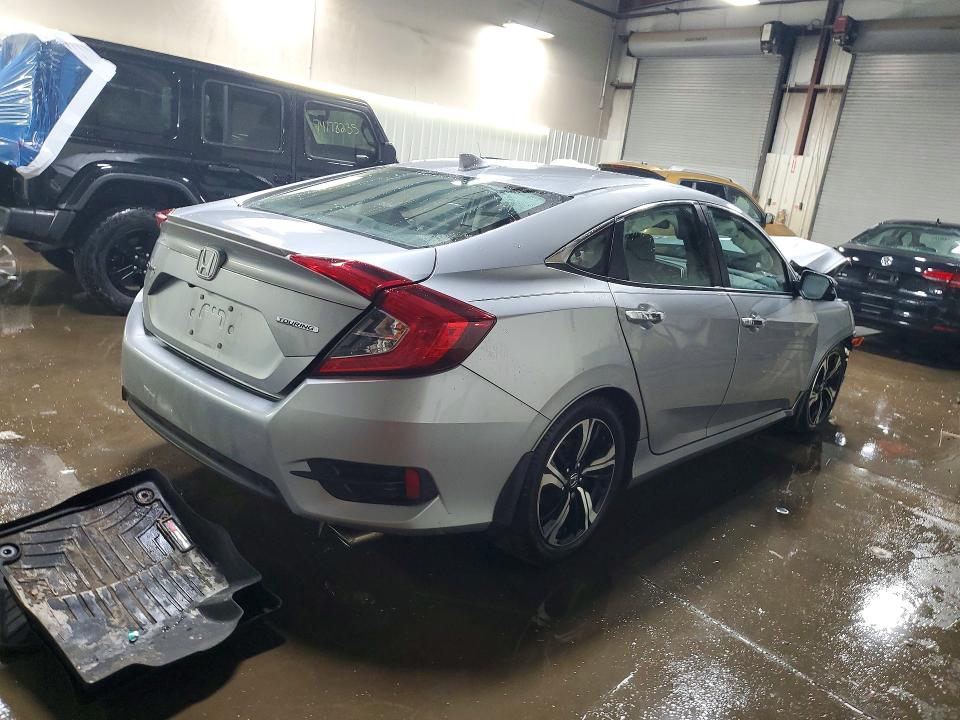 Фото 3 с аукциона – 2016 HONDA CIVIC TOUR с VIN 19XFC1F97GE030286