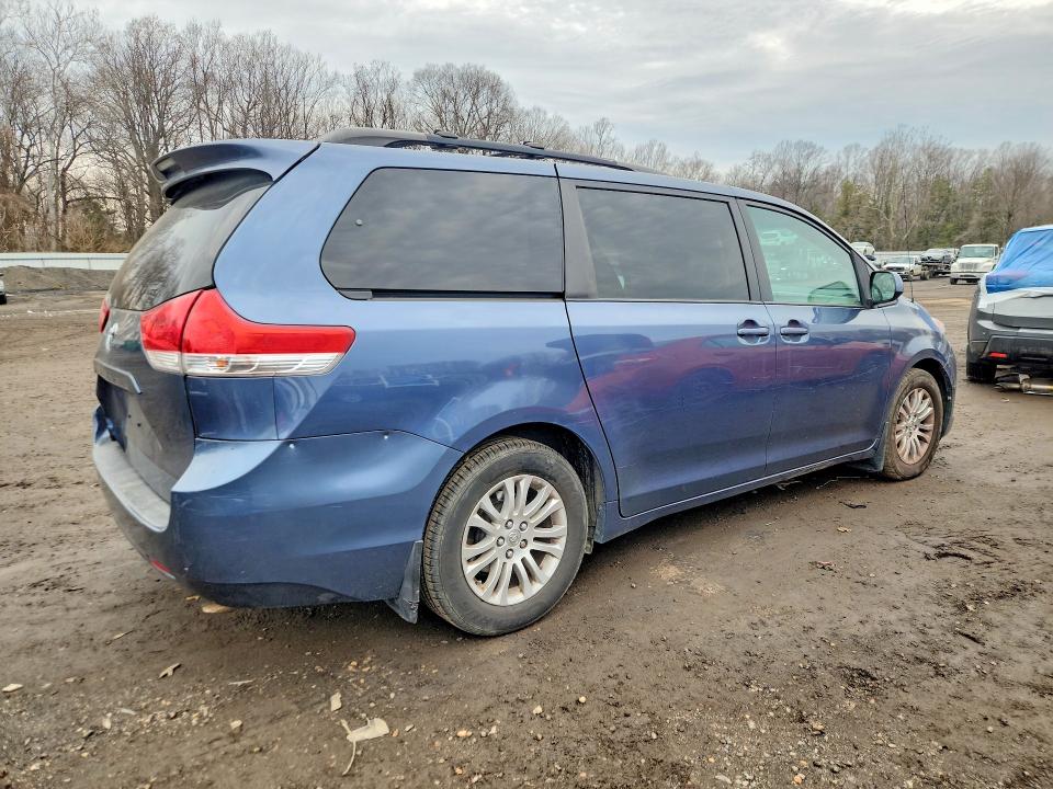 Photo 3 from auction – 2014 TOYOTA SIENNA with VIN 5TDYK3DCXES444333
