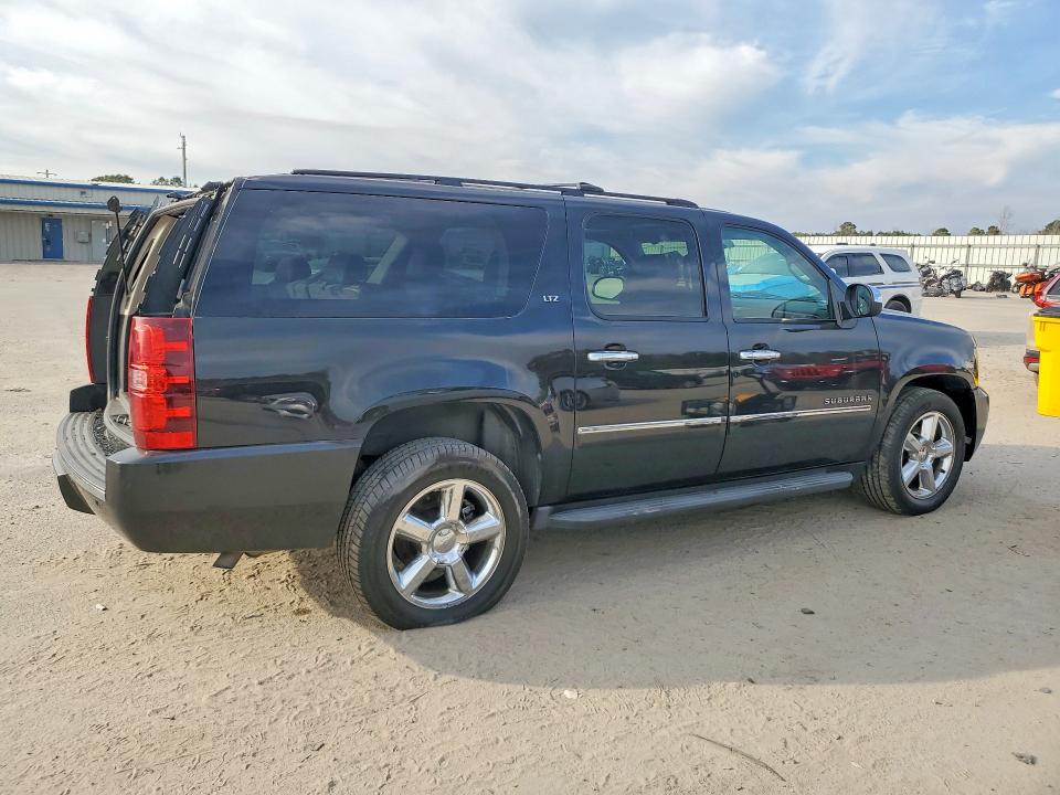 Photo 3 from auction – 2011 CHEVROLET SUBURBAN with VIN 1GNSKKE33BR298566