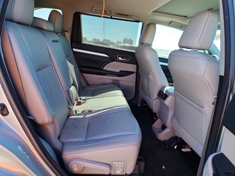 Photo 11 from auction – 2018 TOYOTA HIGHLANDER with VIN 5TDKZRFH8JS280569