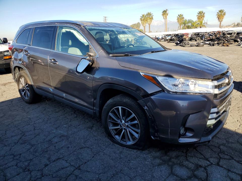 Photo 4 from auction – 2019 TOYOTA HIGHLANDER with VIN 5TDKZRFH9KS307134