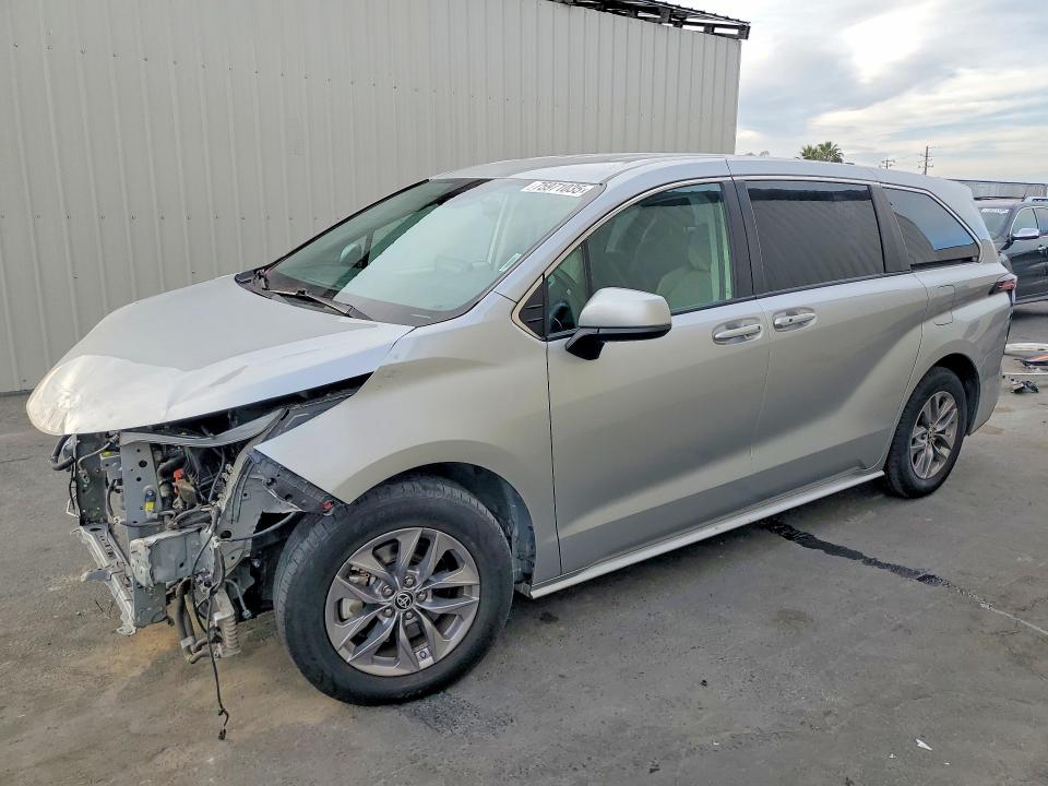 TOYOTA SIENNA LE 2023 with VIN 5TDKRKEC1PS152616 - Photo from auction