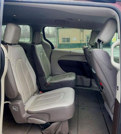 Photo 10 from auction – 2017 CHRYSLER PACIFICA with VIN 2C4RC1EG3HR528403