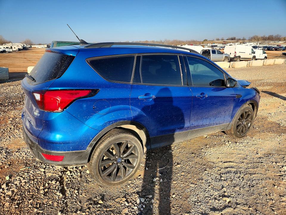 Photo 3 from auction – 2019 FORD ESCAPE SE with VIN 1FMCU9GD0KUA41122