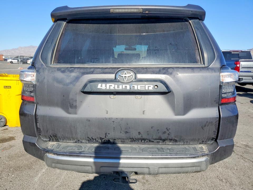 Photo 6 from auction – 2018 TOYOTA 4RUNNER SR with VIN JTEBU5JR2J5589348