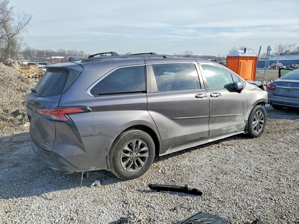 Photo 3 from auction – 2021 TOYOTA SIENNA with VIN 5TDYRKEC6MS028704