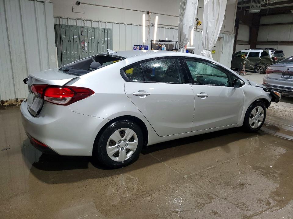 Photo 3 from auction – 2017 KIA FORTE LX with VIN 3KPFK4A75HE055781