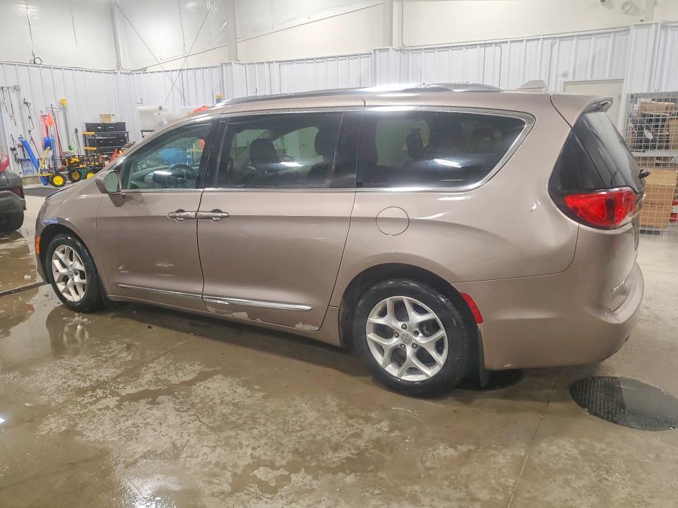 Photo 2 from auction – 2017 CHRYSLER PACIFICA with VIN 2C4RC1EG8HR669659