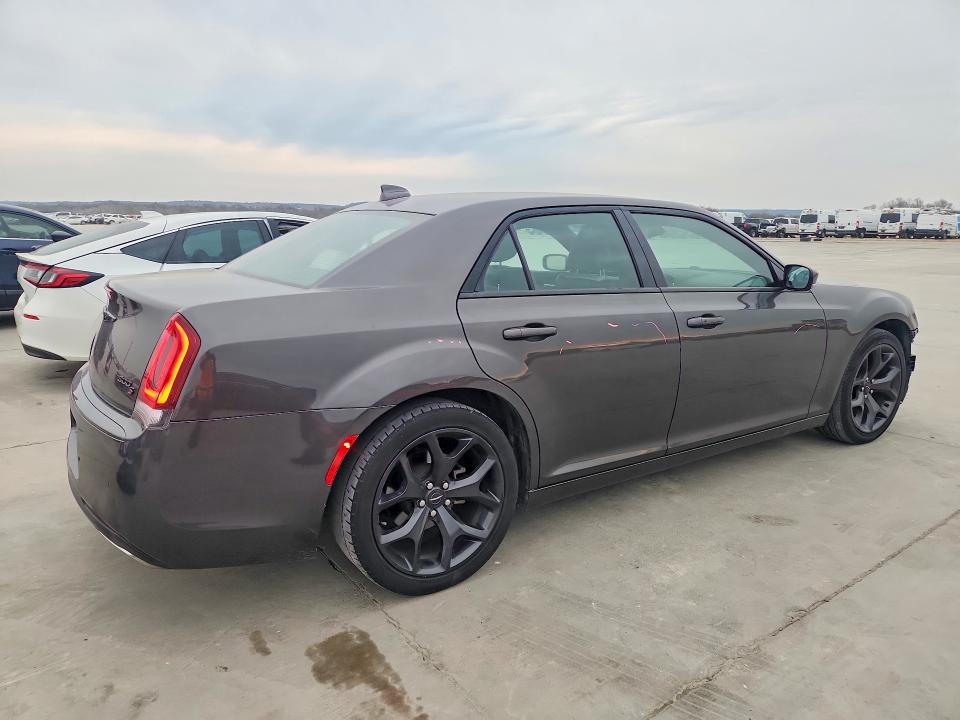 Photo 3 from auction – 2021 CHRYSLER 300 with VIN 2C3CCABG6MH523940