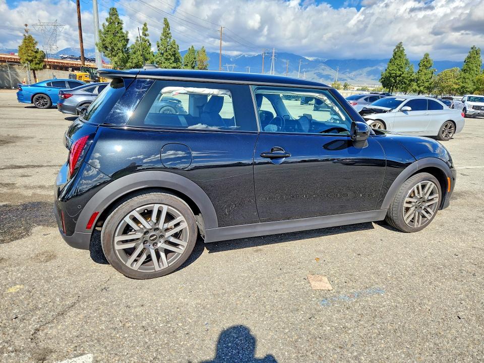 Photo 3 from auction – 2025 MINI COOPER with VIN WMW23GD01S2W21528