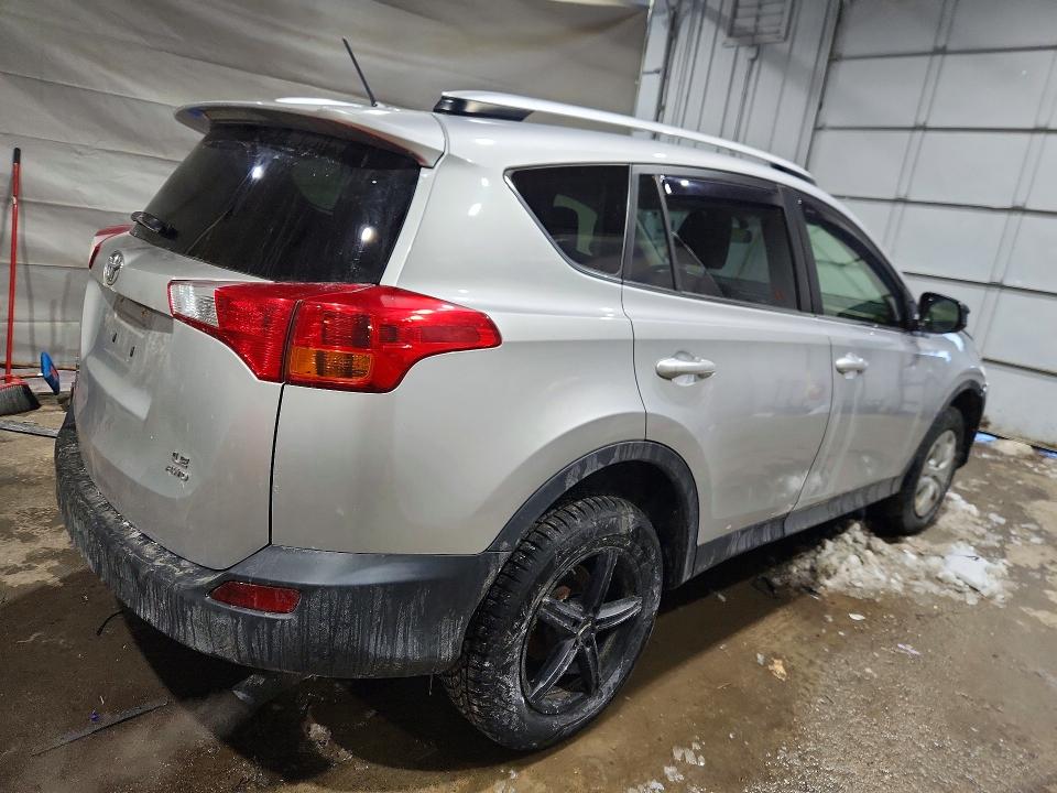 Photo 3 from auction – 2015 TOYOTA RAV4 with VIN JTMBFREV5FD137694