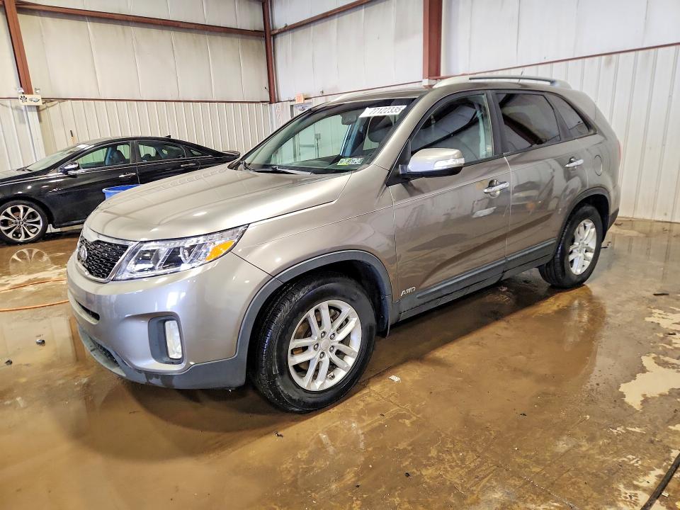 KIA SORENTO LX 2015 with VIN 5XYKTDA64FG568751 - Photo from auction