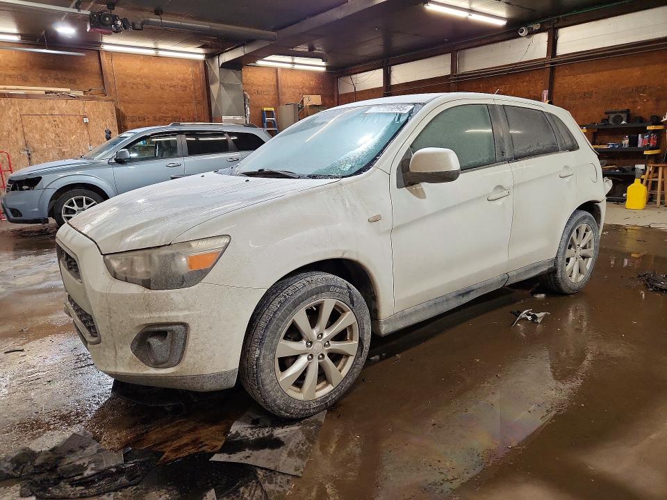 MITSUBISHI OUTLANDER 2015 مع رقم تعريف المركبة 4A4AR3AU5FE007284 - صورة من المزاد