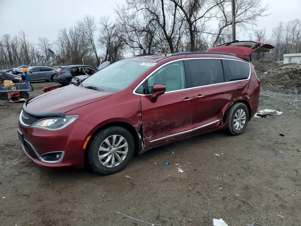 CHRYSLER PACIFICA 2017 with VIN 2C4RC1BG1HR583789 - Photo from auction
