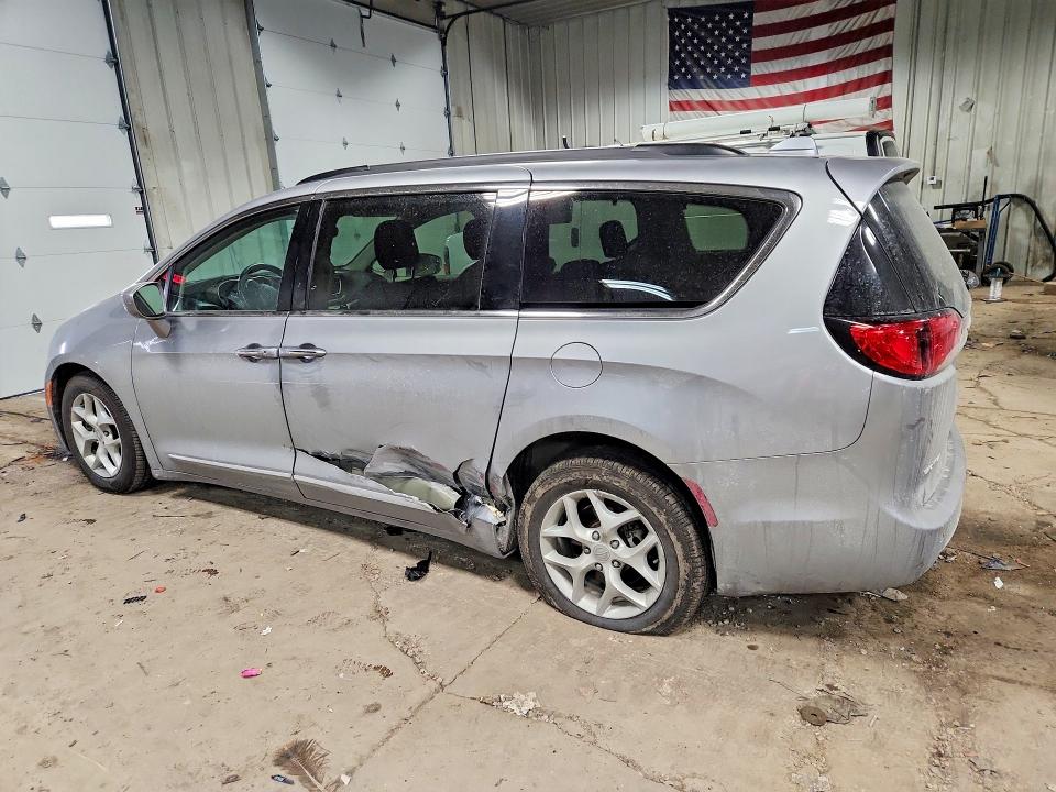 Photo 2 from auction – 2017 CHRYSLER PACIFICA with VIN 2C4RC1BG3HR820475