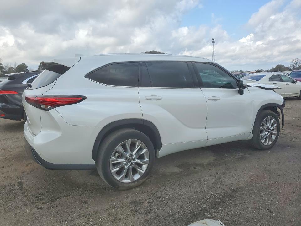 Photo 3 from auction – 2023 TOYOTA HIGHLANDER with VIN 5TDKDRAH7PS038886