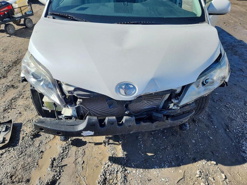 Photo 12 from auction – 2011 TOYOTA SIENNA XLE with VIN 5TDDK3DC2BS001698