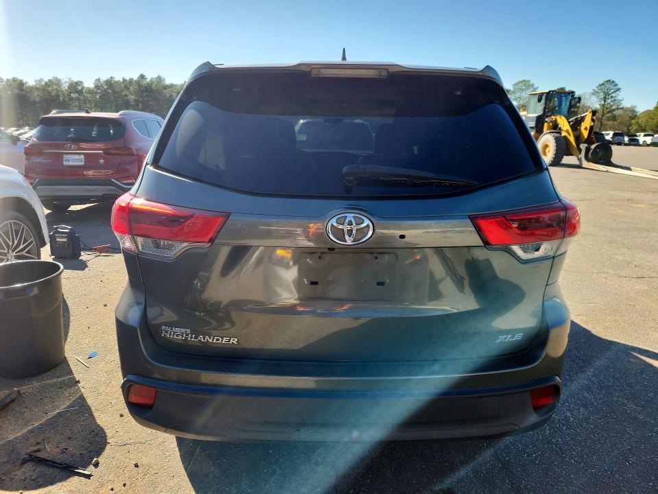 Photo 6 from auction – 2018 TOYOTA HIGHLANDER with VIN 5TDKZRFH7JS261253
