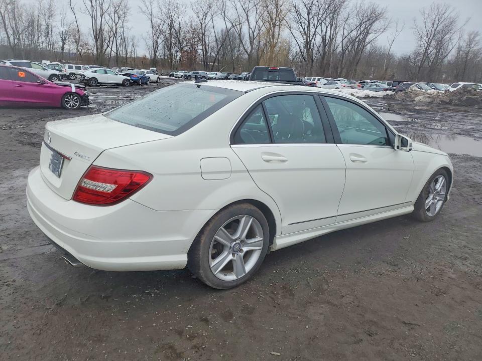 Photo 3 from auction – 2011 MERCEDES-BENZ C with VIN WDDGF8BB7BR163887