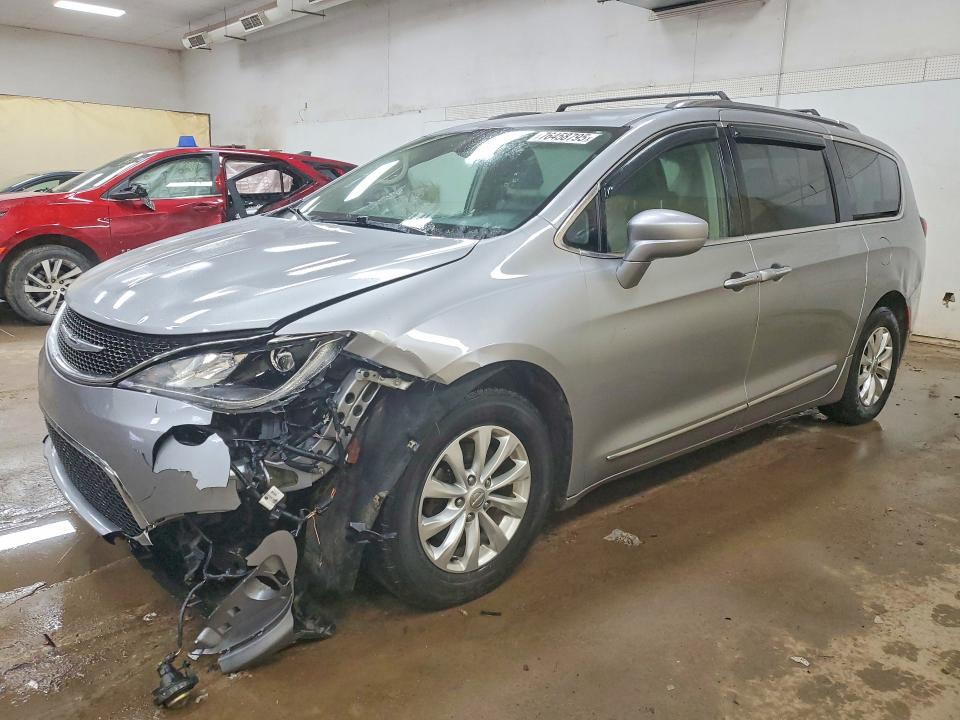 CHRYSLER PACIFICA 2018 with VIN 2C4RC1BG3JR112197 - Photo from auction