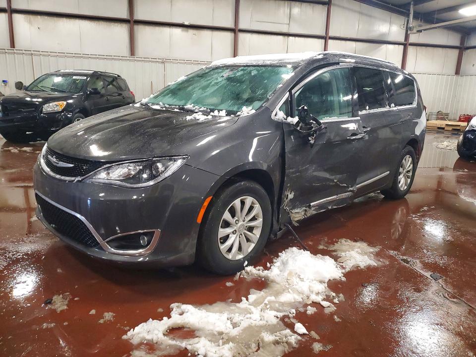CHRYSLER PACIFICA 2017 with VIN 2C4RC1BG4HR654144 - Photo from auction