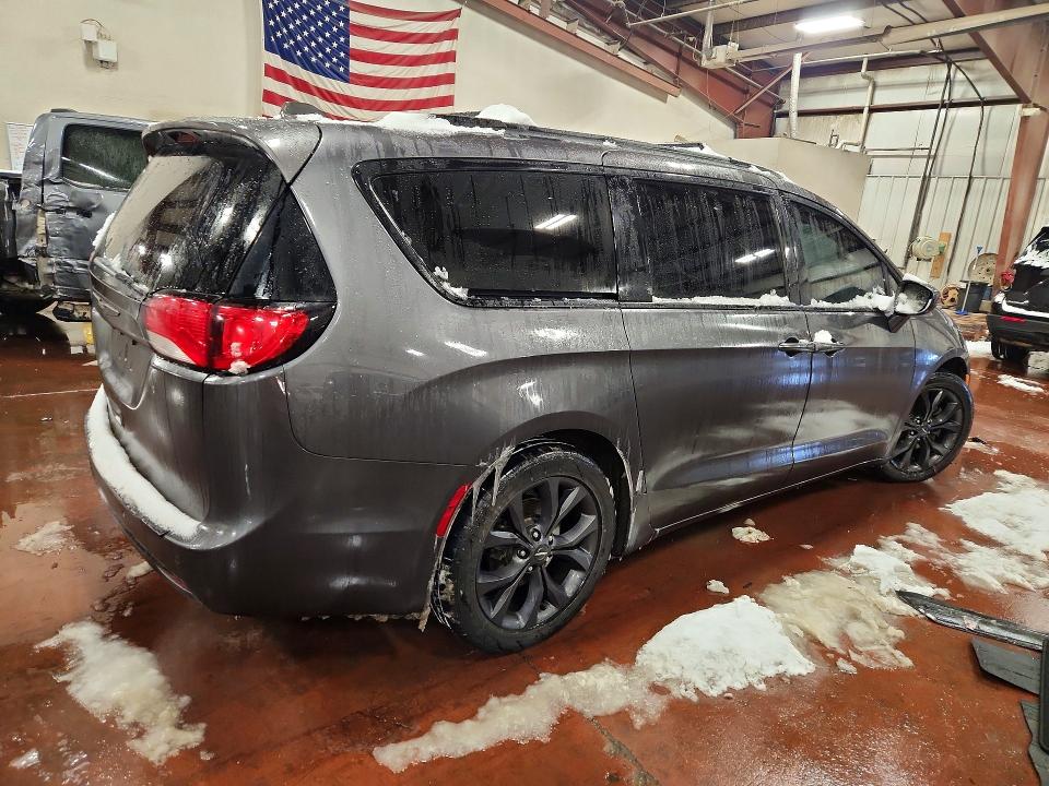 Photo 3 from auction – 2018 CHRYSLER PACIFICA with VIN 2C4RC1EG6JR333465