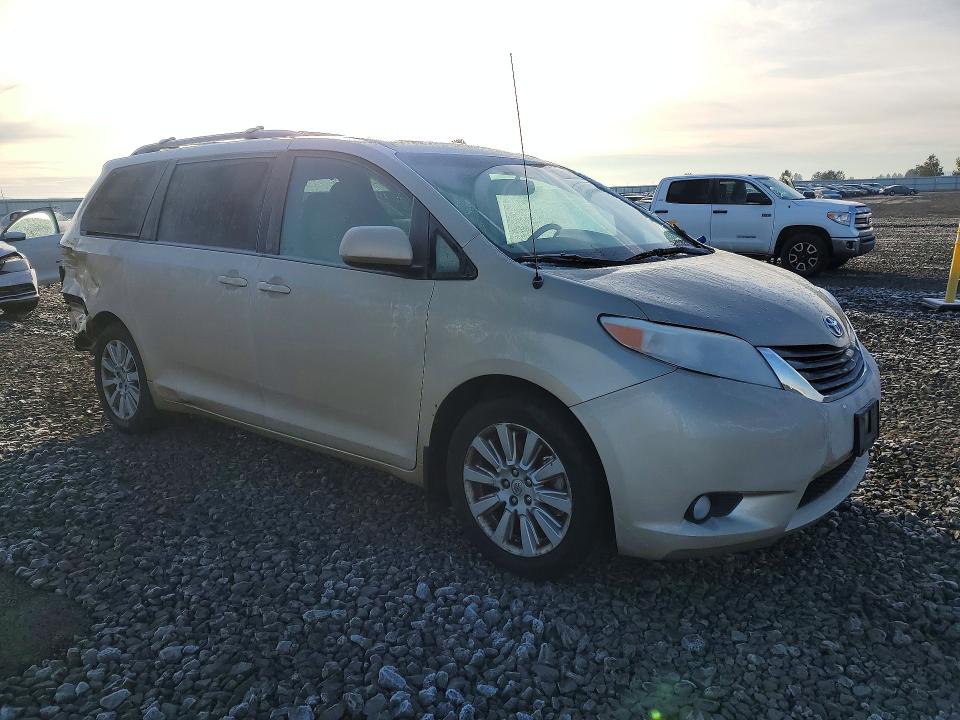 Photo 4 from auction – 2013 TOYOTA SIENNA XLE with VIN 5TDDK3DC5DS058559